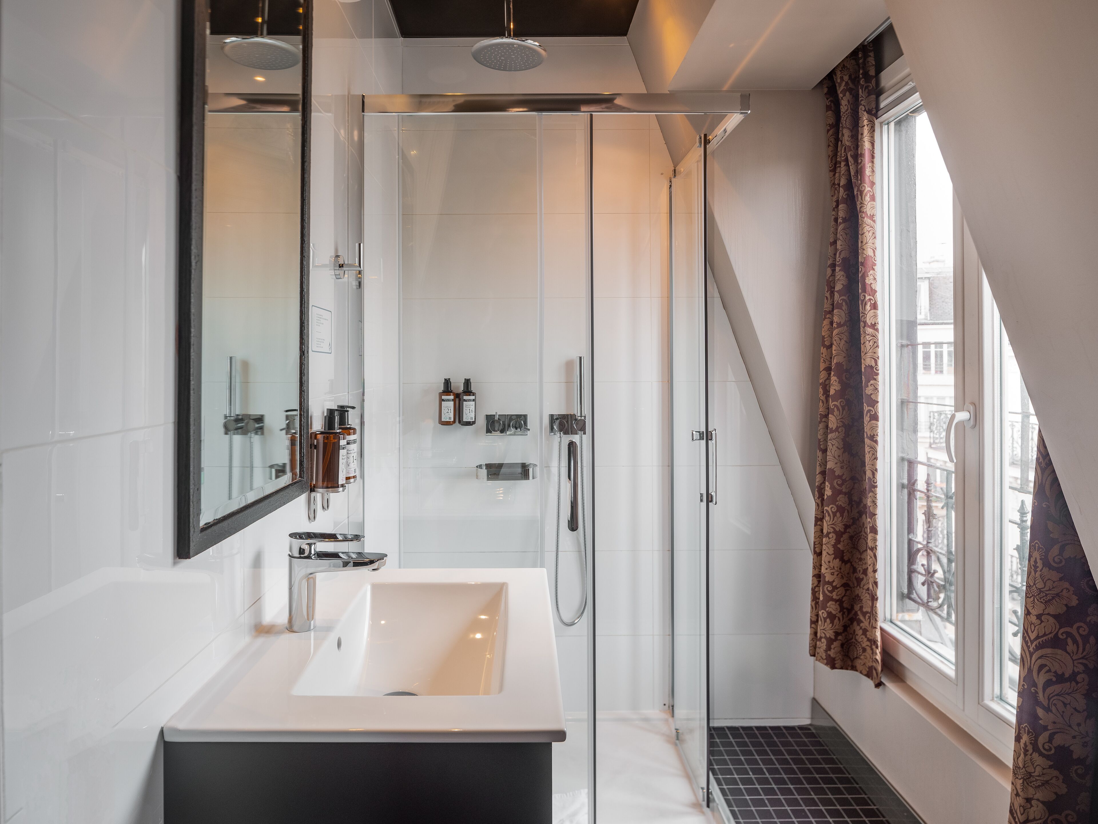 single room | bathroom | hydromassage showerhead, free toiletries, hair dryer, bathrobes