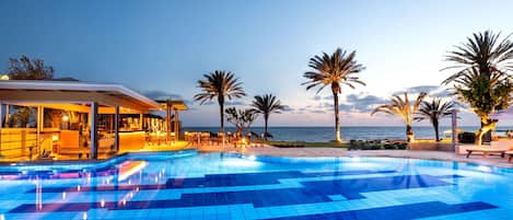 5 bars/lounges, 2 poolside bars