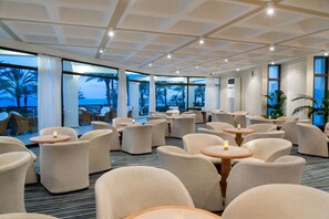 5 bar/lounge, 2 bar tepi kolam renang