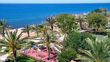 Plage, cabines (en supplément), chaises longues, parasols