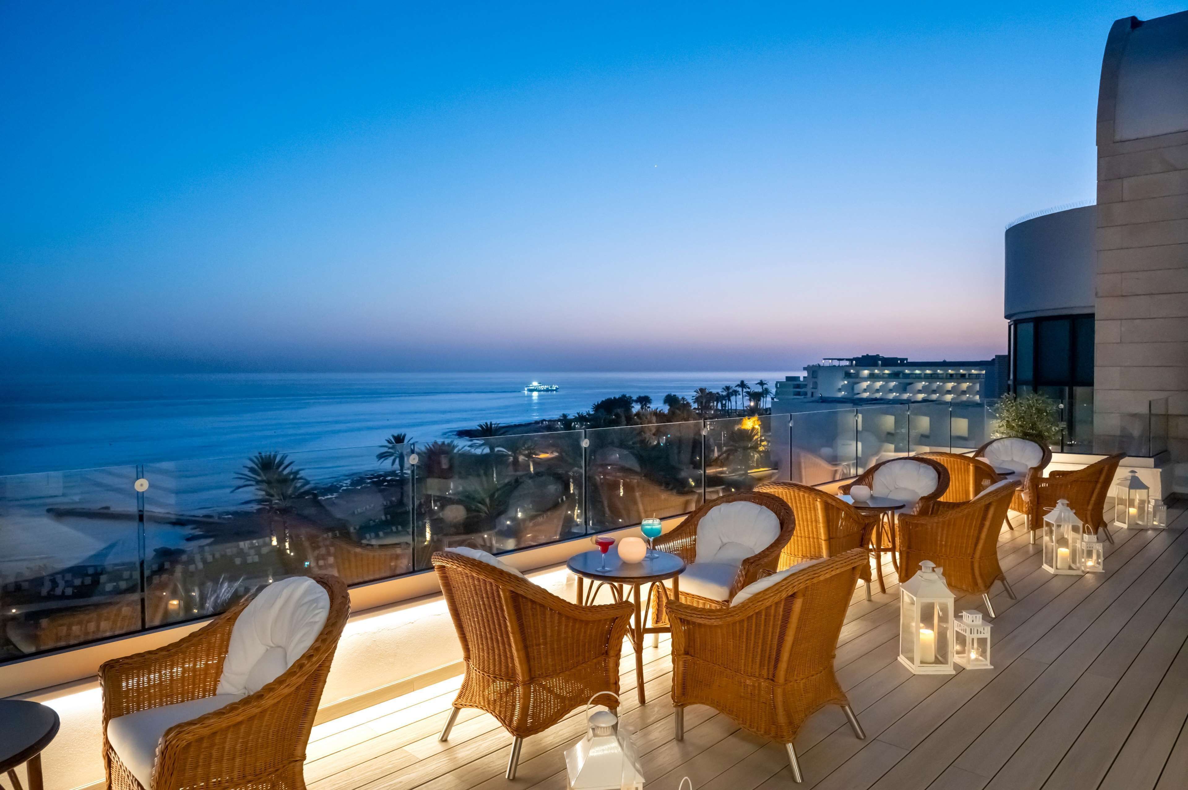 5 bars/lounges, 2 poolbars