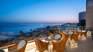 5 bars, 2 bars en bord de piscine