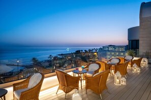 5 间酒吧/酒廊、2 间池畔酒吧