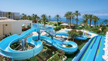 Una piscina techada, 4 piscinas al aire libre, sombrillas