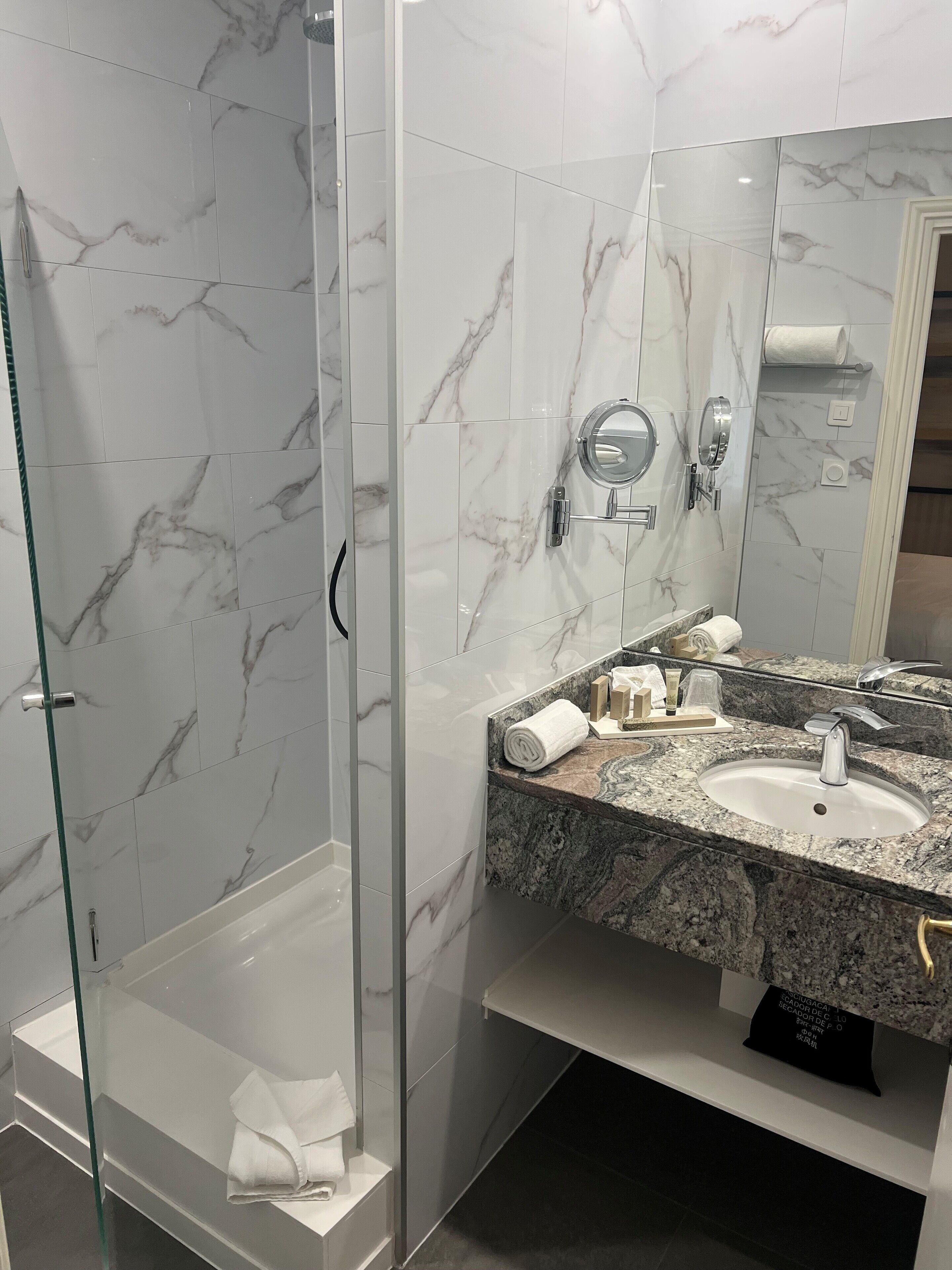 junior suite | bathroom | free toiletries, hair dryer, towels