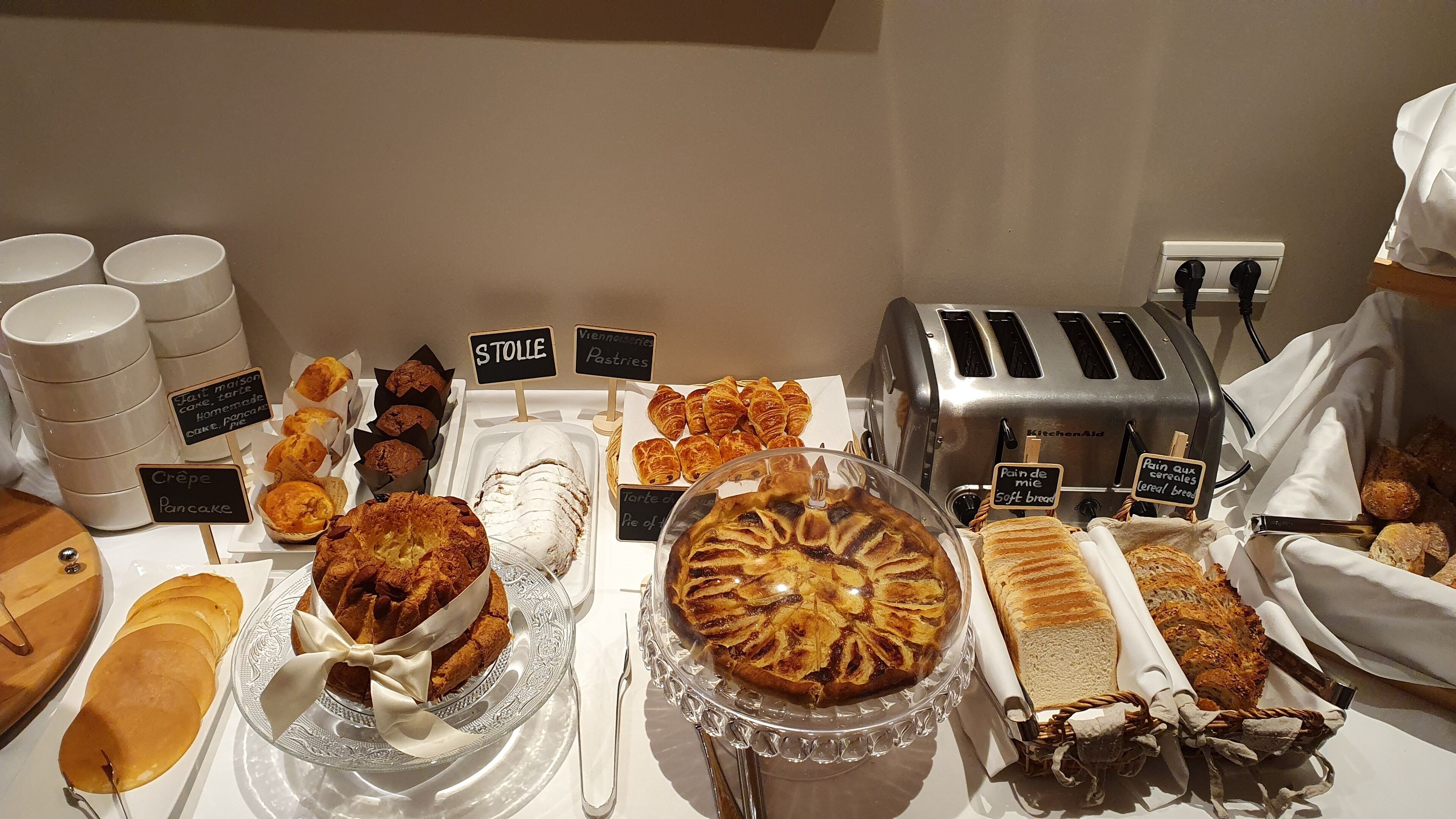 Daily continental breakfast (EUR 14 per person)