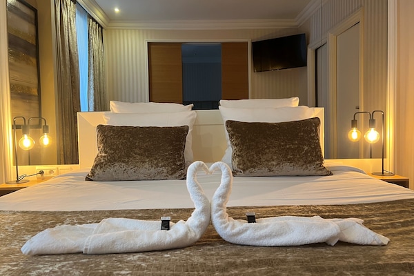 Junior Suite | Peti besi dalam bilik, meja, langsir/tirai gelap terus, kalis bunyi