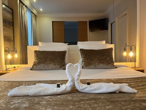 Junior Suite | In-room safe, desk, blackout curtains, soundproofing - Maison Lutetia R (Strasbourg)