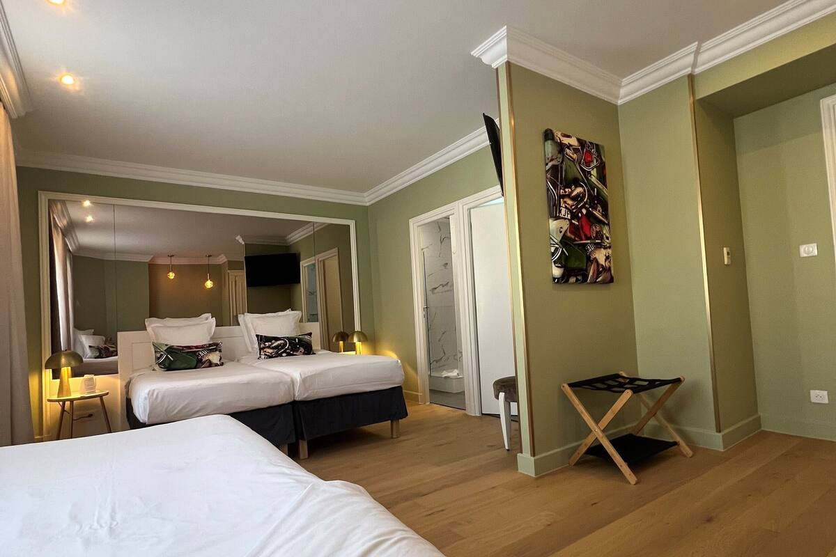 Triple Room | In-room safe, desk, blackout drapes, soundproofing