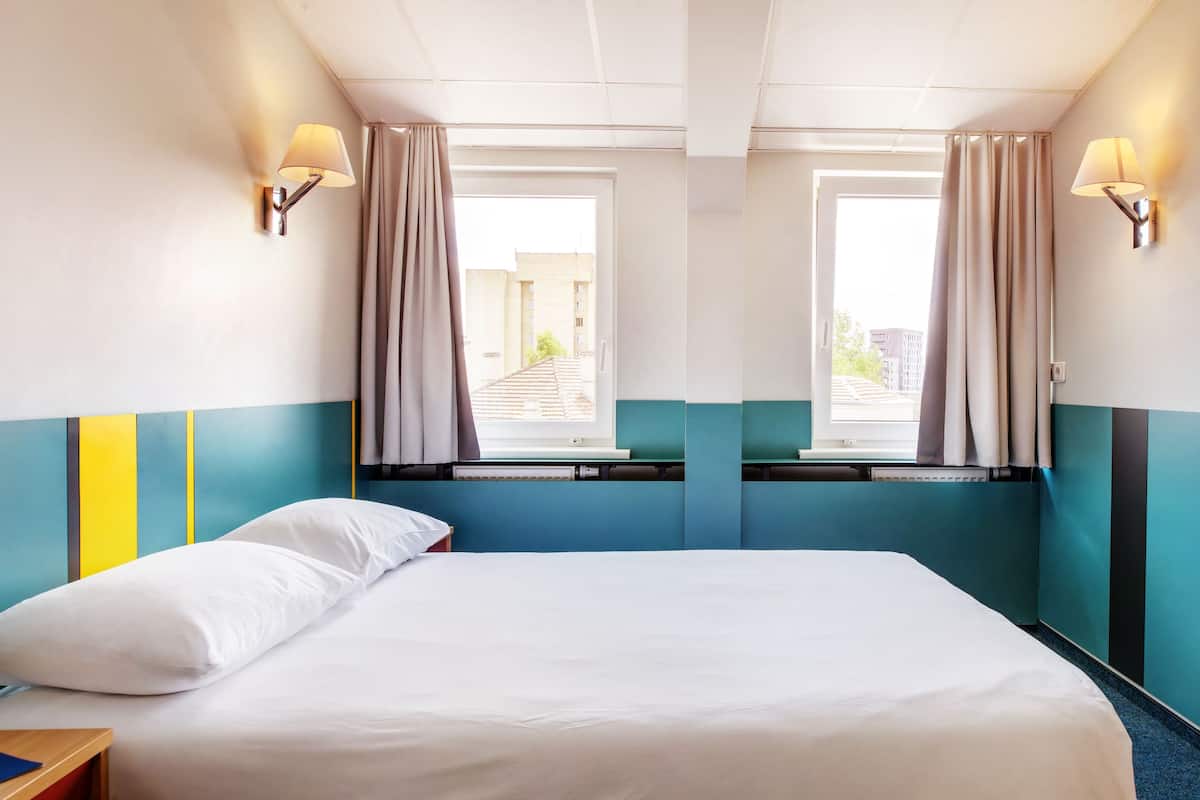 Hypo-allergenic bedding available, desk, blackout drapes