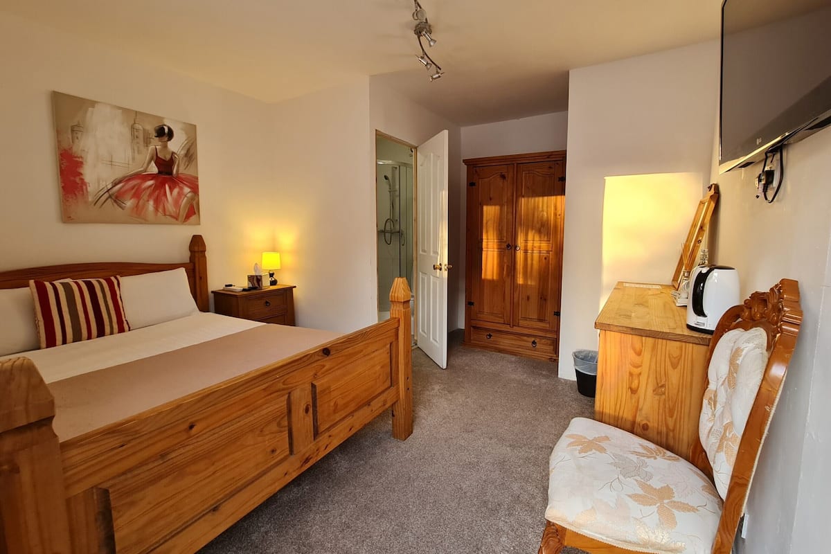 Chambre Double, salle de bains attenante, vue cour intérieure (Room 11 and 12) | 1 chambre, rideaux occultants, Wi-Fi gratuit, draps fournis