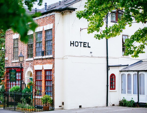 A hotel with a white facade and a red brick section. - Pymgate Lodge Hotel (Cheadle)