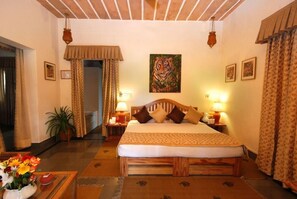 Minibar, in-room safe, desk, iron/ironing board - The Aodhi (Kumbhalgarh)