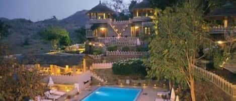 Außenpool, geöffnet von 07:00 Uhr bis 18:00 Uhr, Sonnenschirme