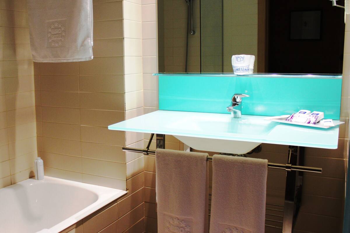 standard double or twin room | premium bedding, minibar, in-room safe, desk