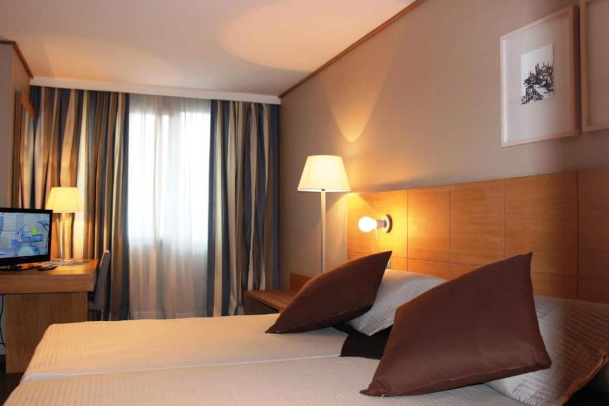 Hochwertige Bettwaren, Minibar, Zimmersafe, Schreibtisch