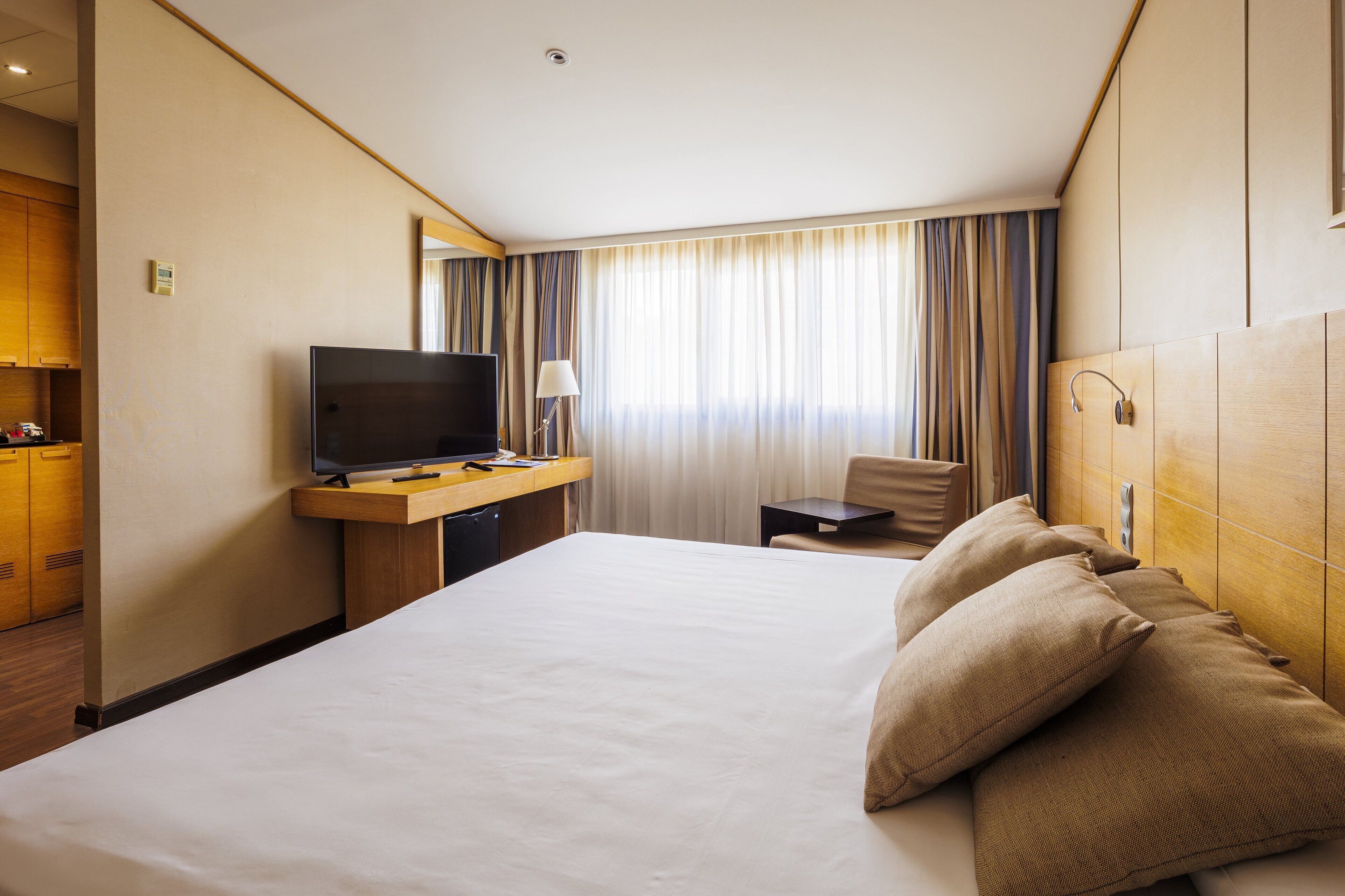 Superior Room, 1 Double Bed | Premium bedding, minibar, in-room safe, desk