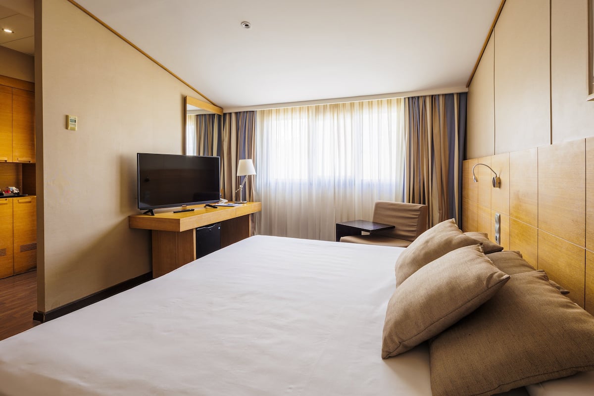 Superior Room, 1 Double Bed | Premium bedding, minibar, in-room safe, desk
