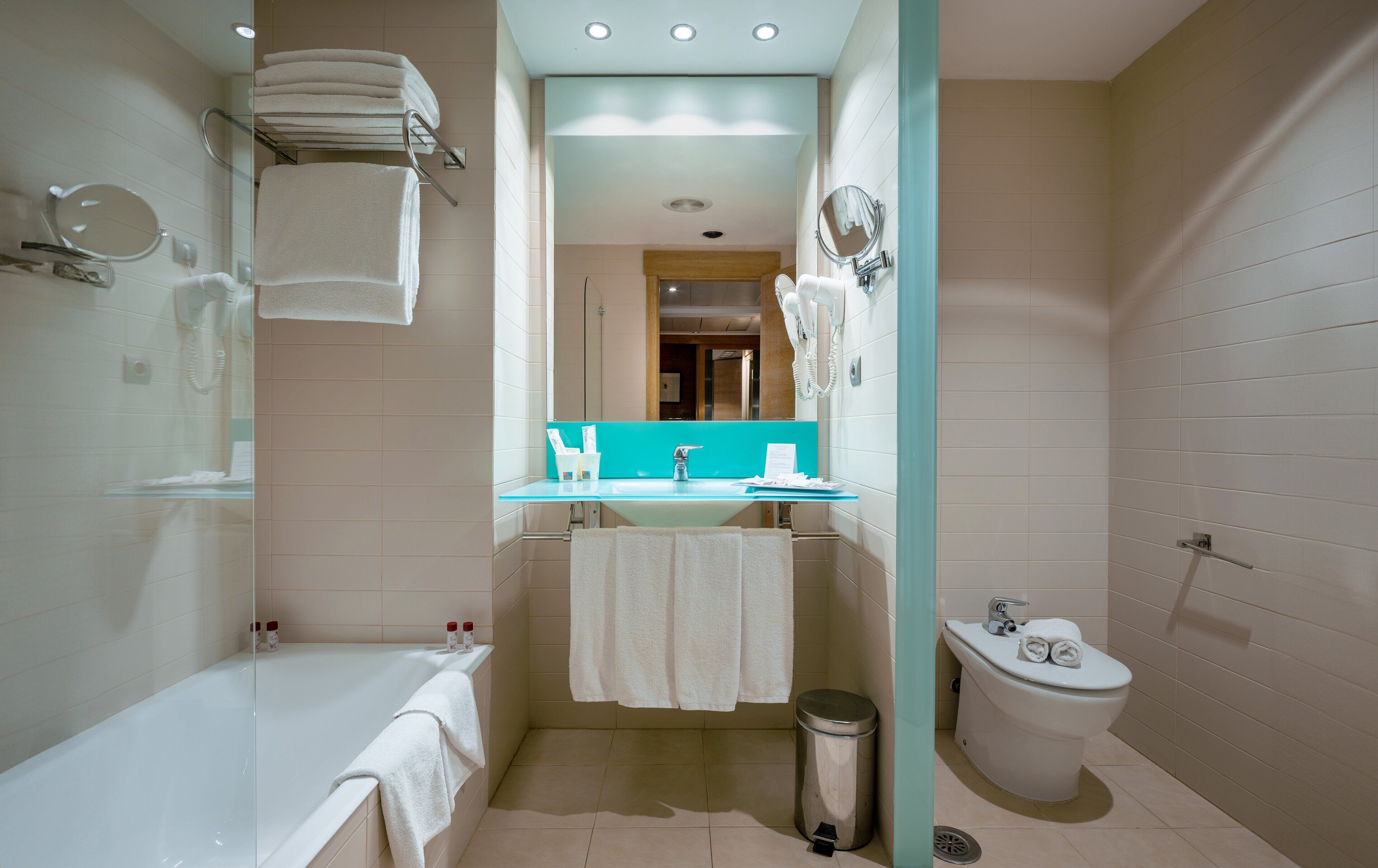 Un baño moderno con bañera, inodoro y lavamanos.