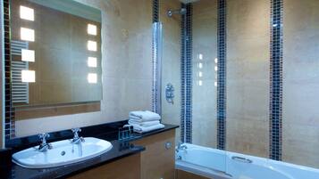 Executive Room, 1 Double Bed, Non Smoking | Bathroom | Combined shower/tub, free toiletries, hair dryer, towels