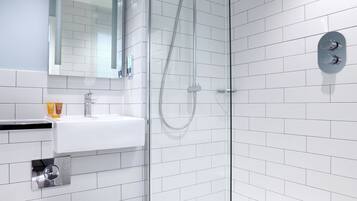 Duschwanne, kostenlose Toilettenartikel, Haartrockner, HandtĂŒcher