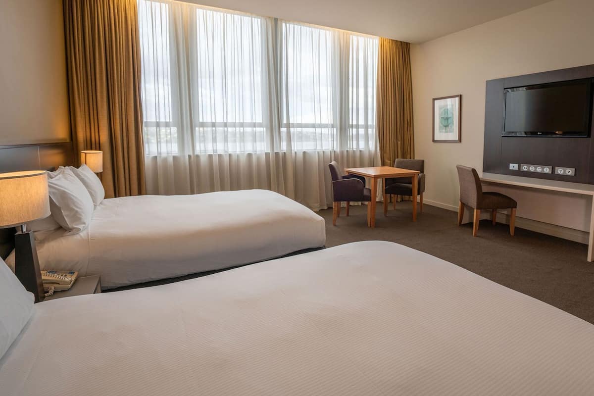 Sängtillbehör av högsta kvalitet och värdeförvaringsskåp på rummet