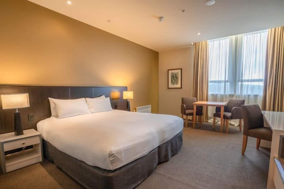 Ropa de cama de alta calidad y caja de seguridad en la habitación