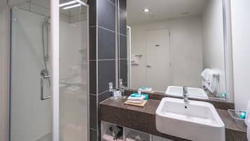 Buồng tắm vòi sen, đồ dùng nhà tắm miễn phí, máy sấy tóc, khăn tắm