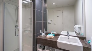 Shower, free toiletries, hair dryer, towels - Scenic Hotel Dunedin City (Dunedin)