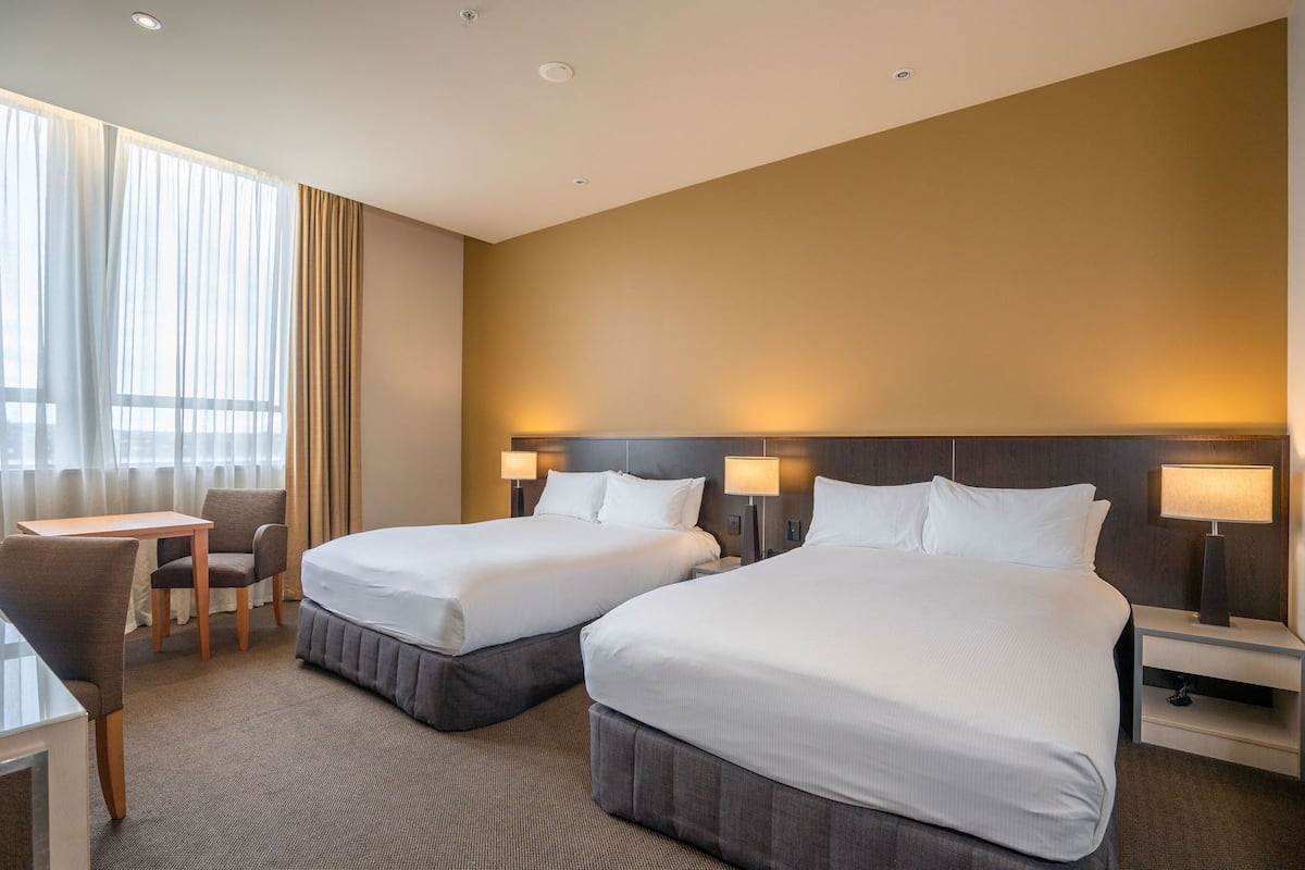 Sängtillbehör av högsta kvalitet och värdeförvaringsskåp på rummet