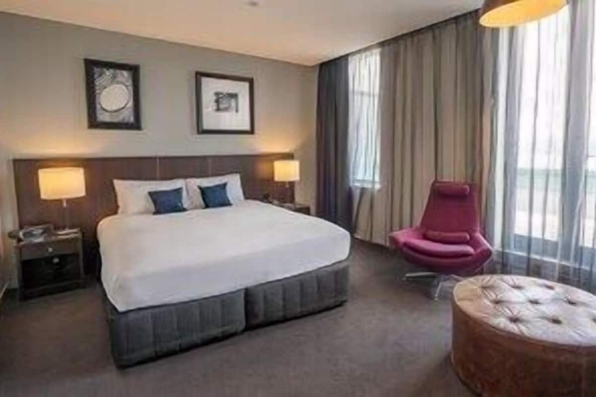 Sängtillbehör av högsta kvalitet och värdeförvaringsskåp på rummet