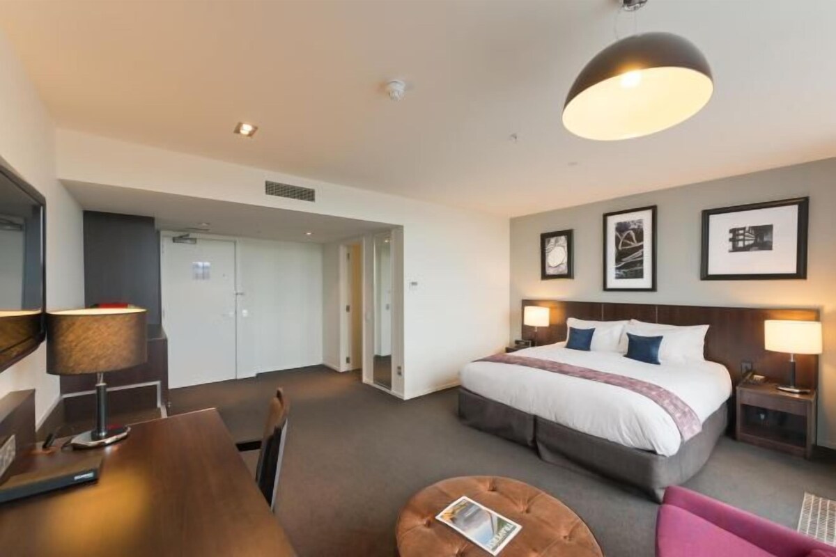 Premium bedding, in-room safe, desk, iron/ironing board