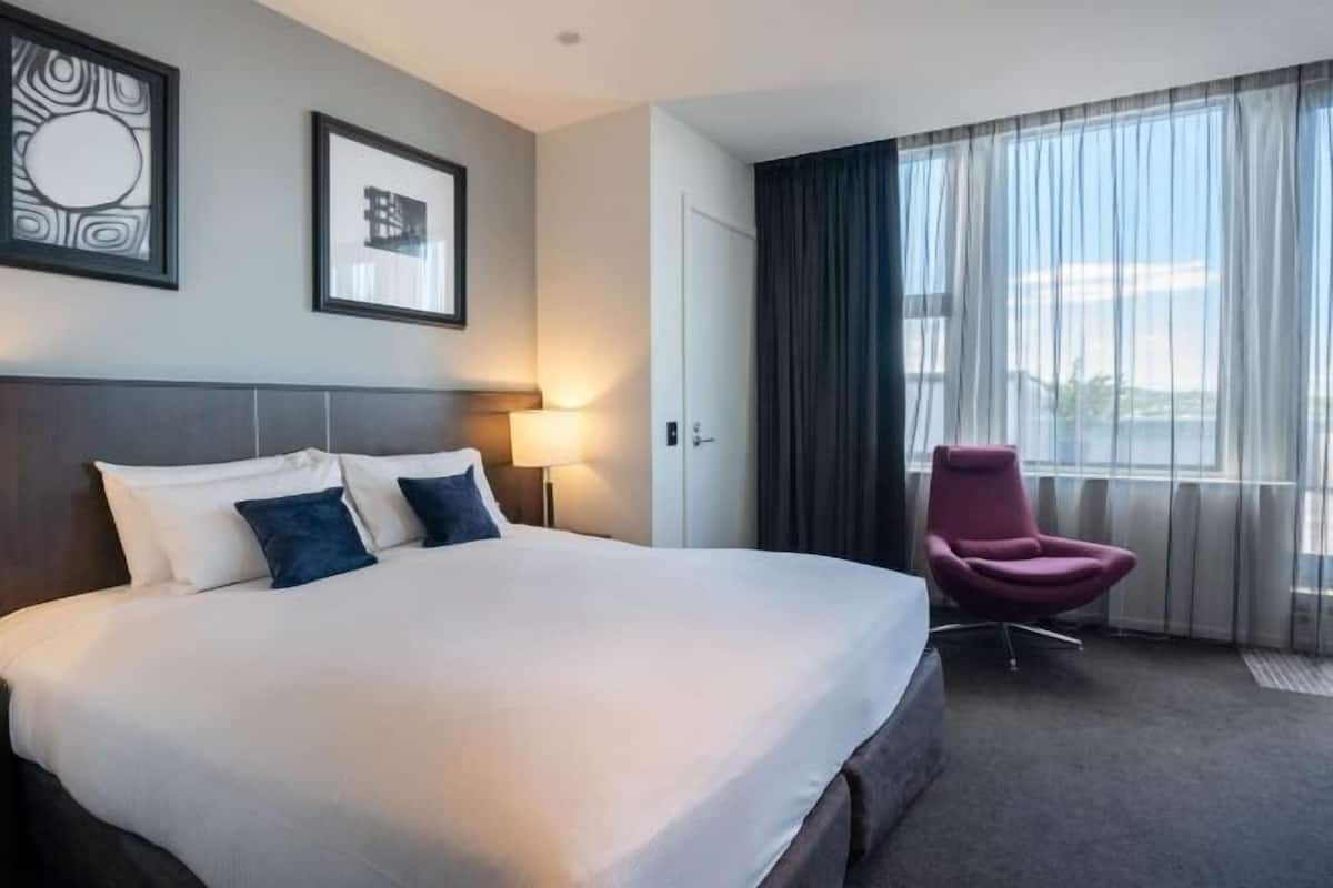 Premium bedding, in-room safe, desk, iron/ironing board