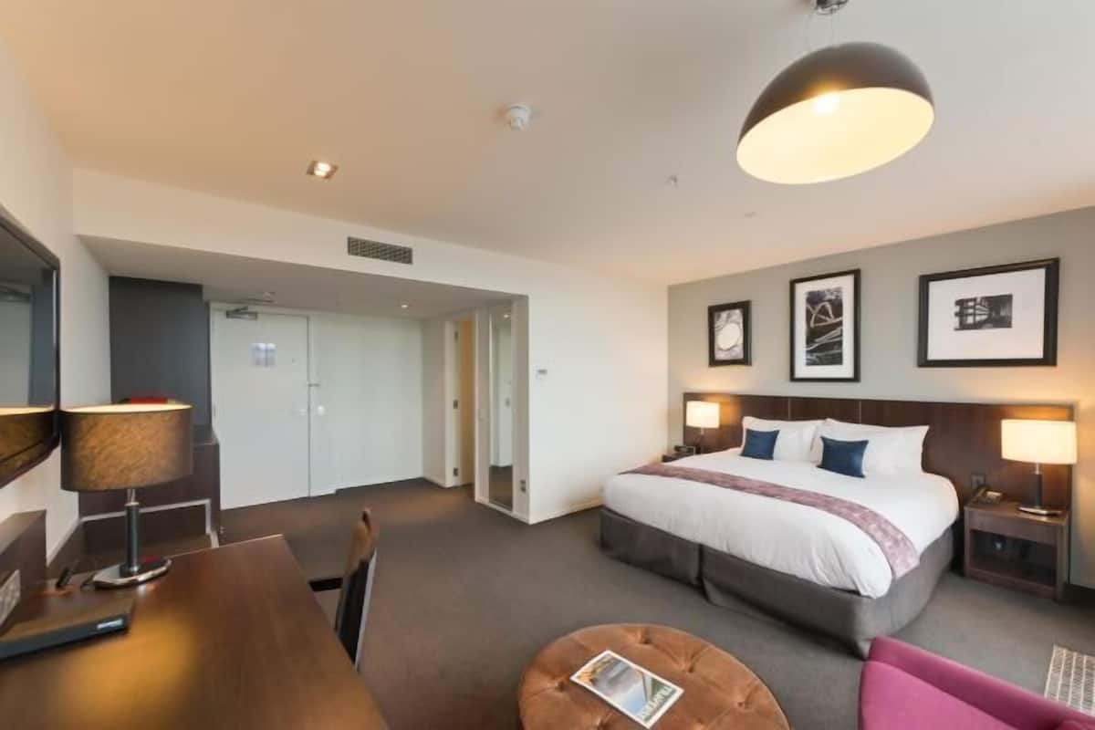 Premium bedding, in-room safe, desk, iron/ironing board