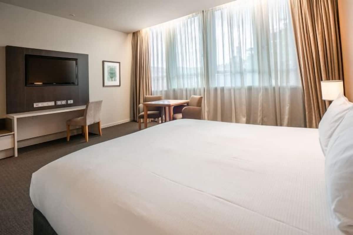 Ropa de cama de alta calidad y caja de seguridad en la habitación