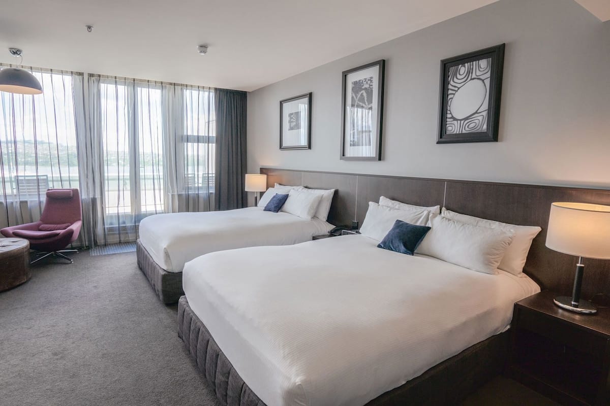 Sängtillbehör av högsta kvalitet och värdeförvaringsskåp på rummet