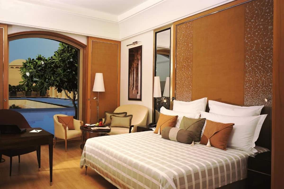 Deluxe Room, Pool View | 1 bedroom, premium bedding, minibar, in-room safe