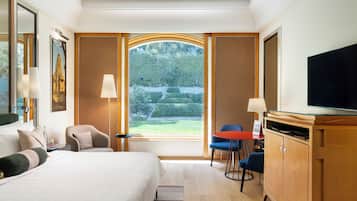Deluxe Room, Garden View | Premium bedding, minibar, in-room safe, individually decorated