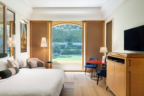 Deluxe Room, Garden View | Premium bedding, minibar, in-room safe, individually decorated - Trident, Gurgaon (Gurugram)