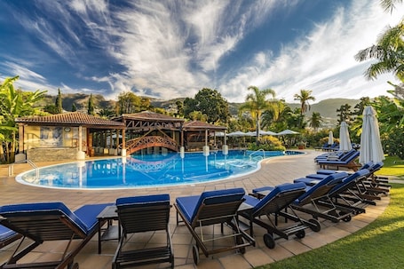 Indoor pool, outdoor pool, pool umbrellas, pool loungers. Quinta Jardins do Lago