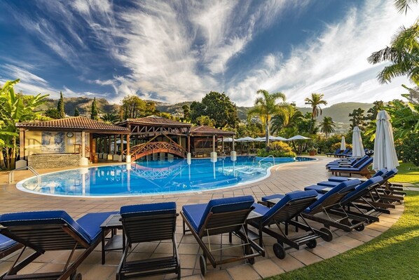 Piscine couverte, piscine extérieure, parasols de plage, chaises longues