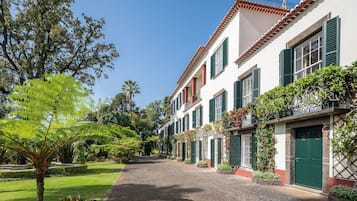 Vista frontal de la propiedad