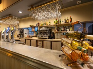 Bar (trong khuôn viên)
