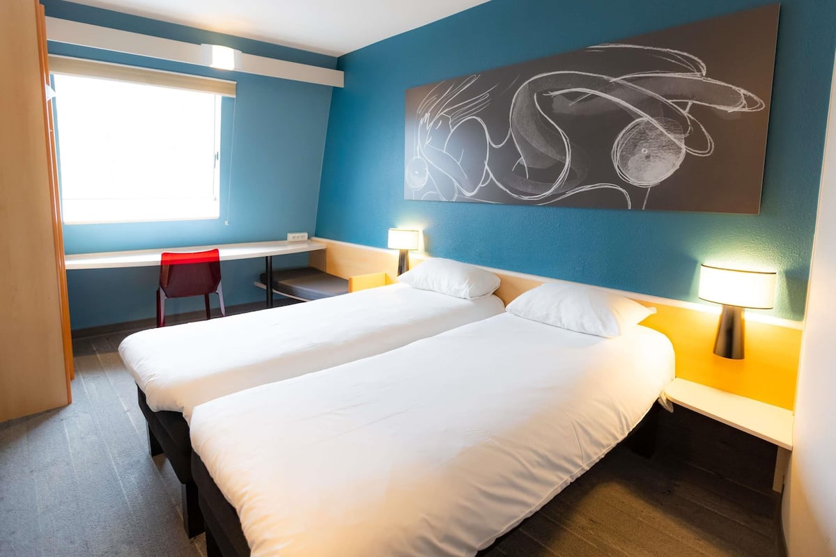 Standard Room, 2 Twin Beds | Desk, laptop workspace, blackout drapes, soundproofing