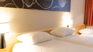 Standaard kamer, 3 eenpersoonsbedden | Een bureau, een laptopwerkplek, verduisterende gordijnen