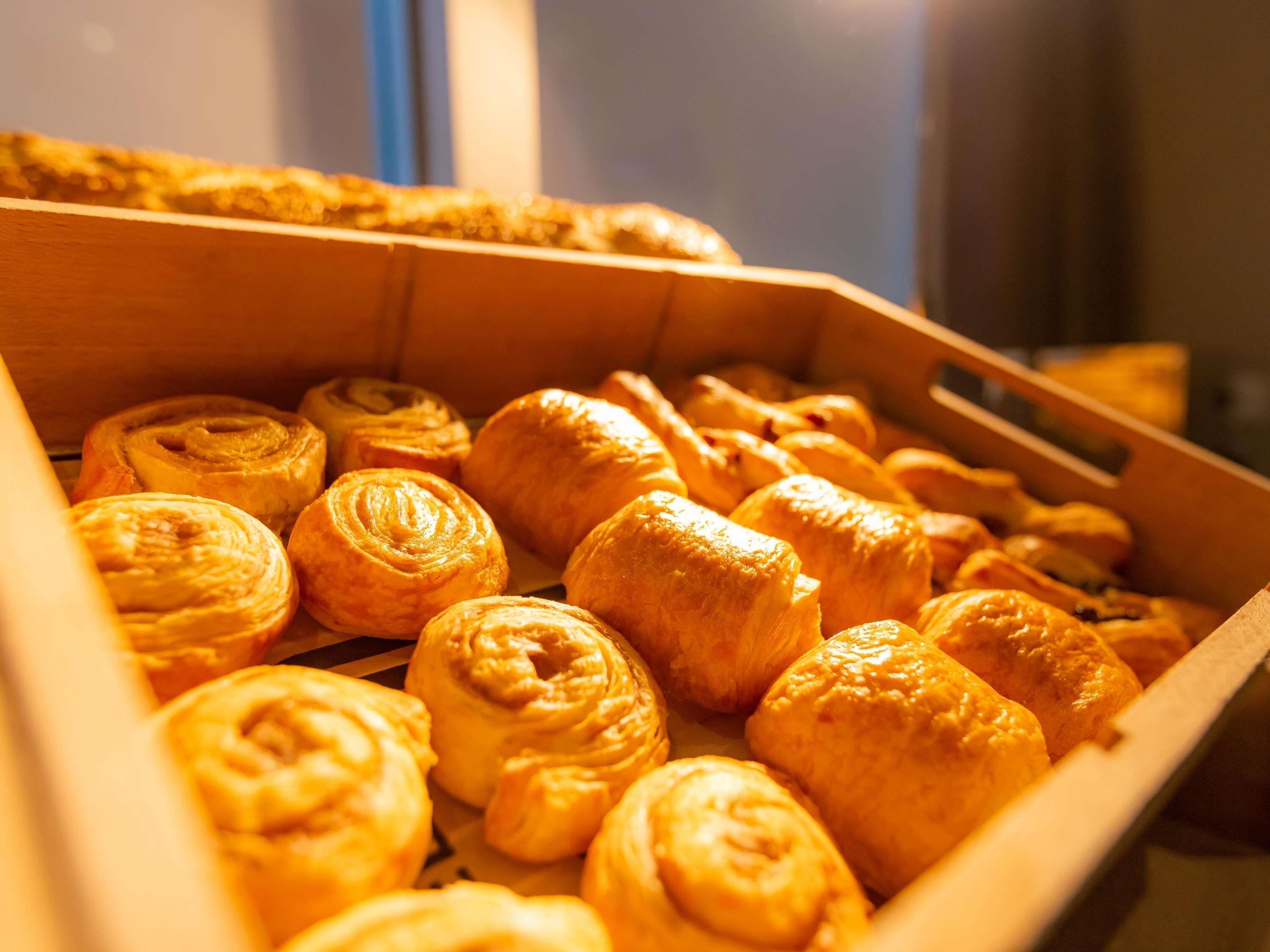 Een houten doos gevuld met verschillende gebakjes.