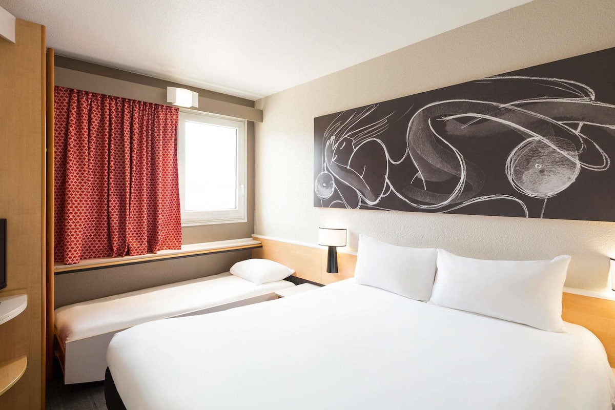 Standard Double Room, Multiple Beds | Desk, laptop workspace, blackout drapes, soundproofing