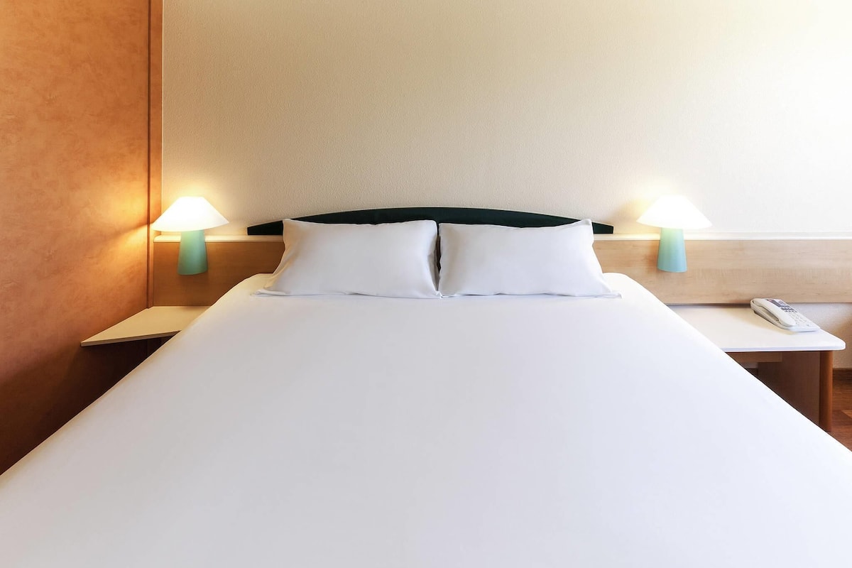 Room (New Bedding) | In-room safe, desk, soundproofing, iron/ironing board