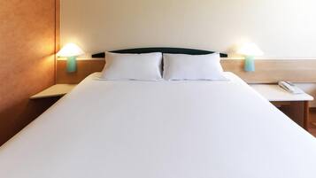 Huone (New Bedding) | Tallelokero huoneessa, työpöytä, äänieristys, silitysrauta/-lauta