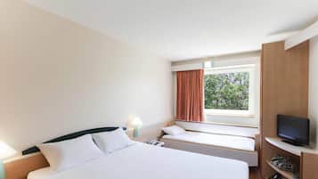 Zimmer, Mehrere Betten | Zimmersafe, Schreibtisch, schallisolierte Zimmer, Bügeleisen/Bügelbrett